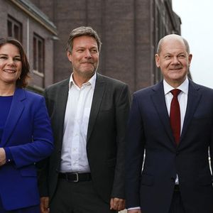 Le chancelier Olaf Scholz doit composer avec les Verts, incarnés par Annalena Baerbock et Robert Habeck (à gauche sur la photo), et avec les libéraux présidés par Christian Lindner (à droite).