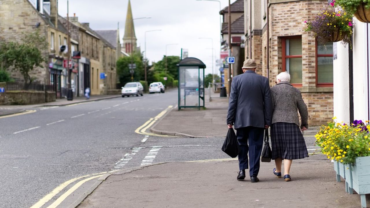 Au Royaume-Uni, l'âge moyen de départ à retraite a tendance à stagner malgré le report de l'âge légal.