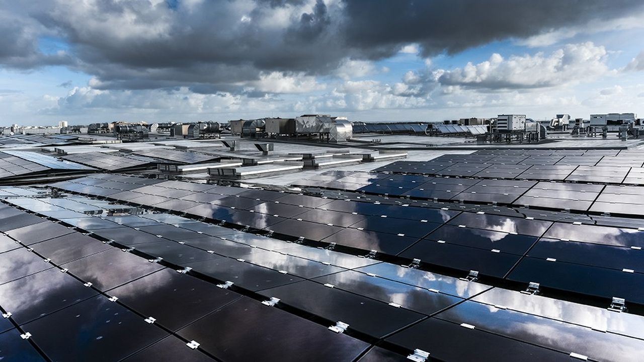 Des panneaux photovoltaïques sont installés sur le toit du magasin IKEA de Fleury-sur-Orne.
