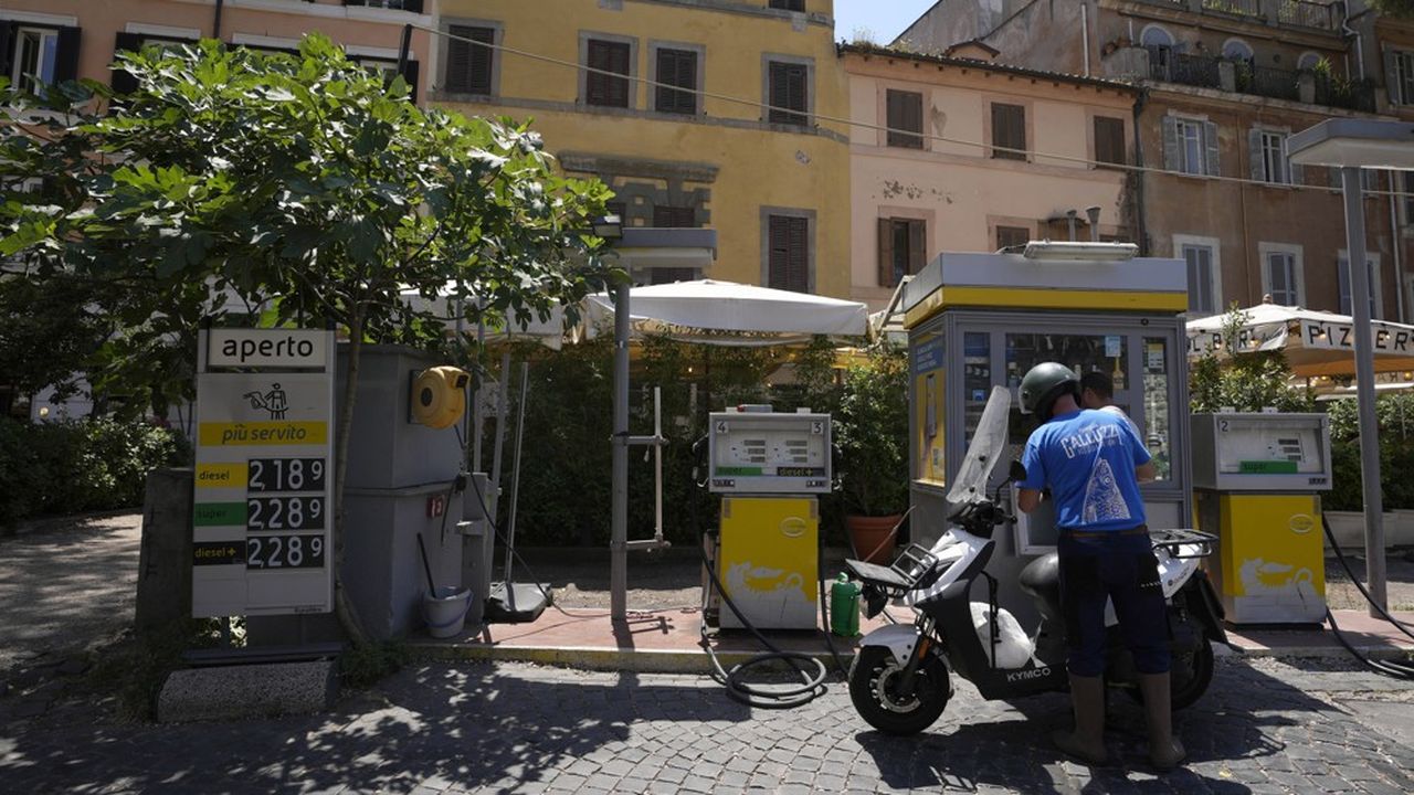 Les prix à la pompe s'établissent désormais autour de 2 euros par litre en Italie, malgré la baisse de ceux du pétrole.
