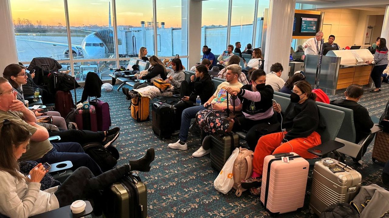 Des passagers attendant la fin de la suspension des vols intérieurs dans un aéroport américain.