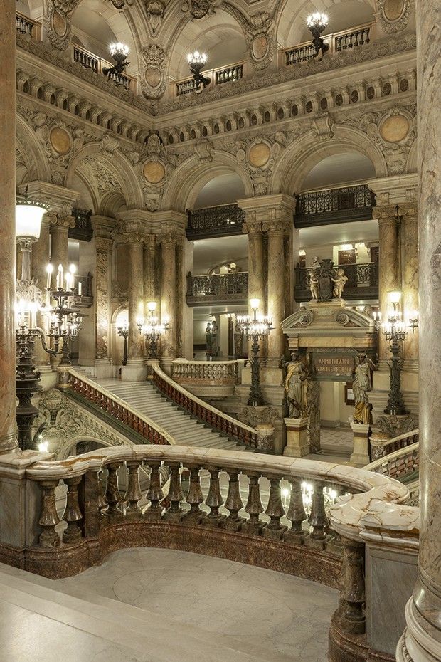Le grand escalier de l'Opéra Garnier, à gravir à la recherche d'Arsène Lupin.