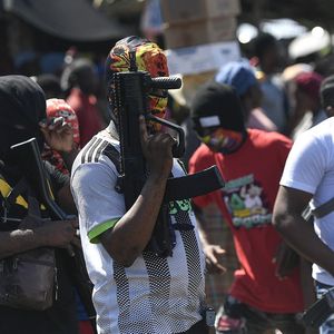 Des membres d'un gang armé manifestent contre… les kidnappings sévissant à Port au Prince.