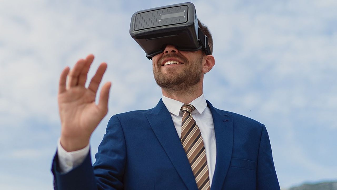 Voyageur d'affaires testant une destination en réalité virtuelle.