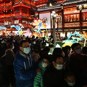 Les consommateurs chinois sont de retour dans les rues de Shanghai depuis la fin de la politique « zéro Covid ».