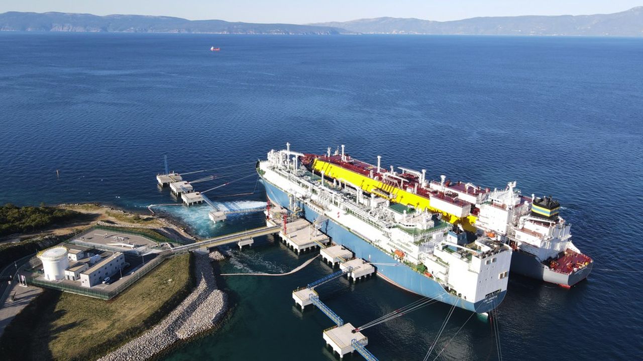 Amarré dans l'île de Krk, le « LNG Croatia » est un terminal flottant qui permet de regazéifier le GNL (en cours de livraison par navire méthanier sur cette photo).