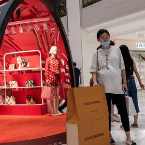 Selon Bain & Company, la Chine continentale devrait détrôner en 2025 les Etats-Unis, premier marché du luxe, grâce à l'appétence de sa jeunesse (les millennials et la génération Z) pour ses marques et ses produits.