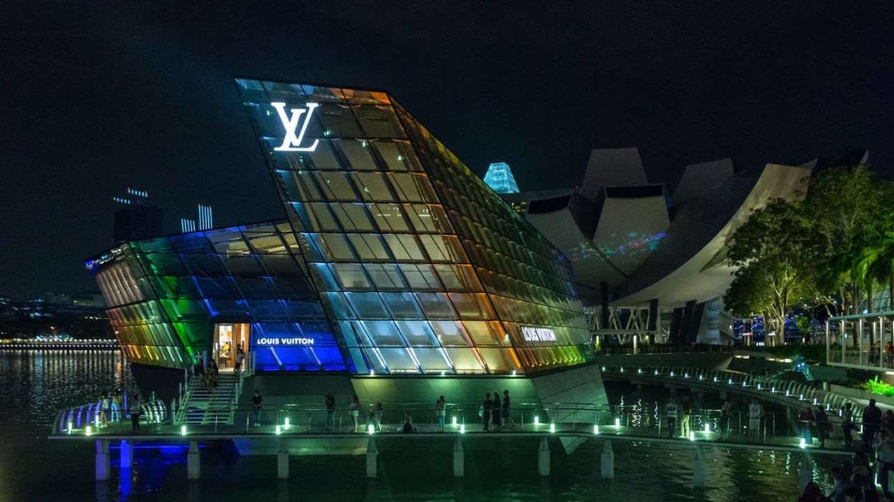 Singapour accueille désormais de nombreux magasins de luxe. Ici, le magasin Louis Vuitton (détenu par LVMH, propriétaire des « Echos »), au complexe commercial et hôtelier Marina Bay Sands.