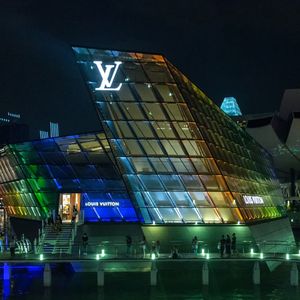 Singapour accueille désormais de nombreux magasins de luxe. Ici, le magasin Louis Vuitton (détenu par LVMH, propriétaire des « Echos »), au complexe commercial et hôtelier Marina Bay Sands.