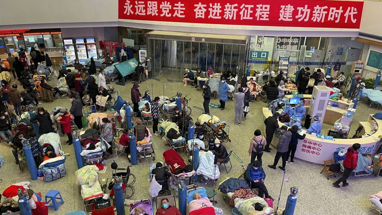 Des personnes ayant le Covid traitées dans le hall du Shanghai Hospital, le 3 janvier 2023
