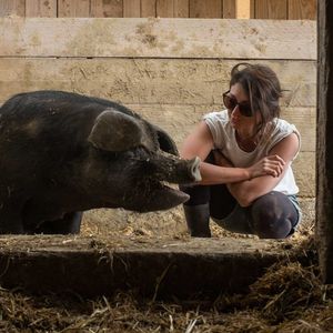 Noémie Calais, 32 ans, élève des porcs noirs certifiés bio.