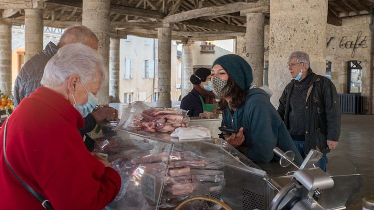 Noémie Calais vend sur les marchés la viande certifiée bio issue des animaux qu'elle élève.