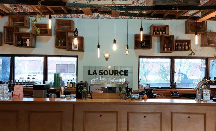 Tous les midis du lundi au jeudi, La Source est un restaurant d'application de l'école, mais le soir, comme le weekend, c'est autre restaurant comme un autre, à ceci près qu'il sert une cuisine engagée.