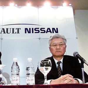 Le 27 mars 1999, Louis Schweitzer et Yoshikazu Hanawa, respectivement PDG de Renault et Nissan, scellent l'alliance des deux groupes, donnant ainsi naissance au 4e constructeur automobile mondial à l'époque.
