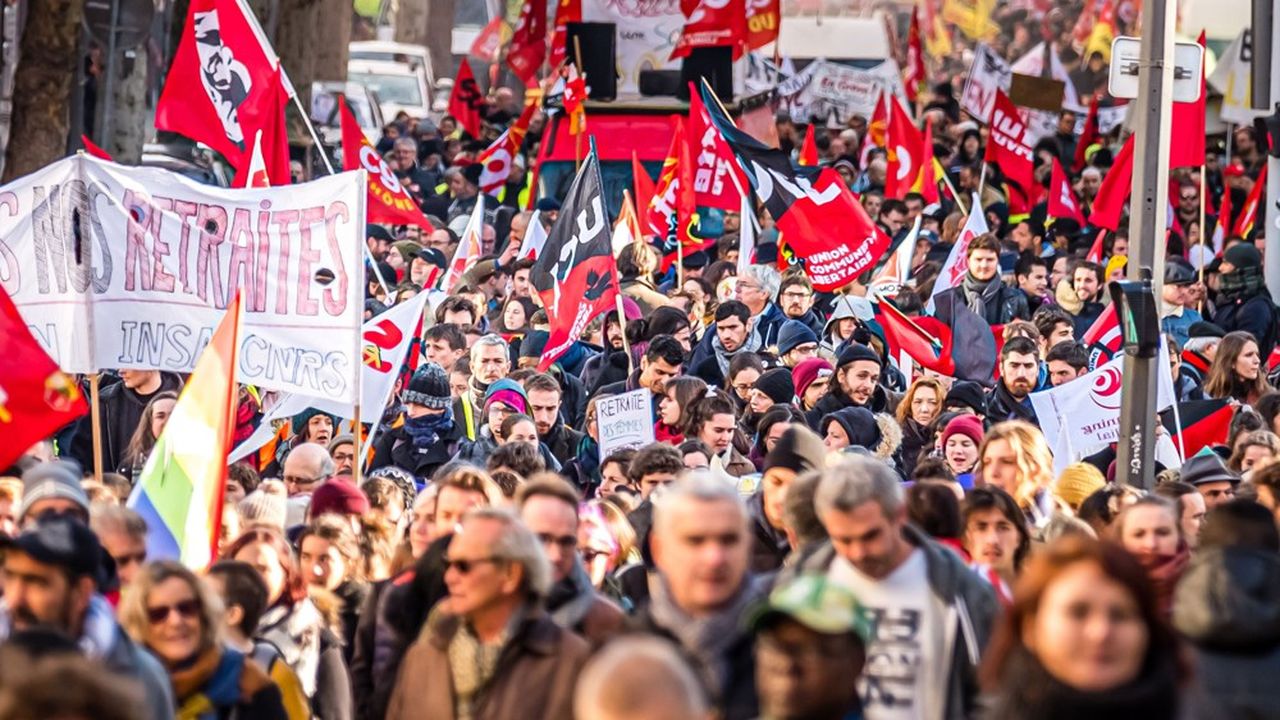 Des manifestants qui protestent contre le projet de réformes des retraites voulu par le gouvernement d'Emmanuel Macron, ici à Lyon en décembre 2019.