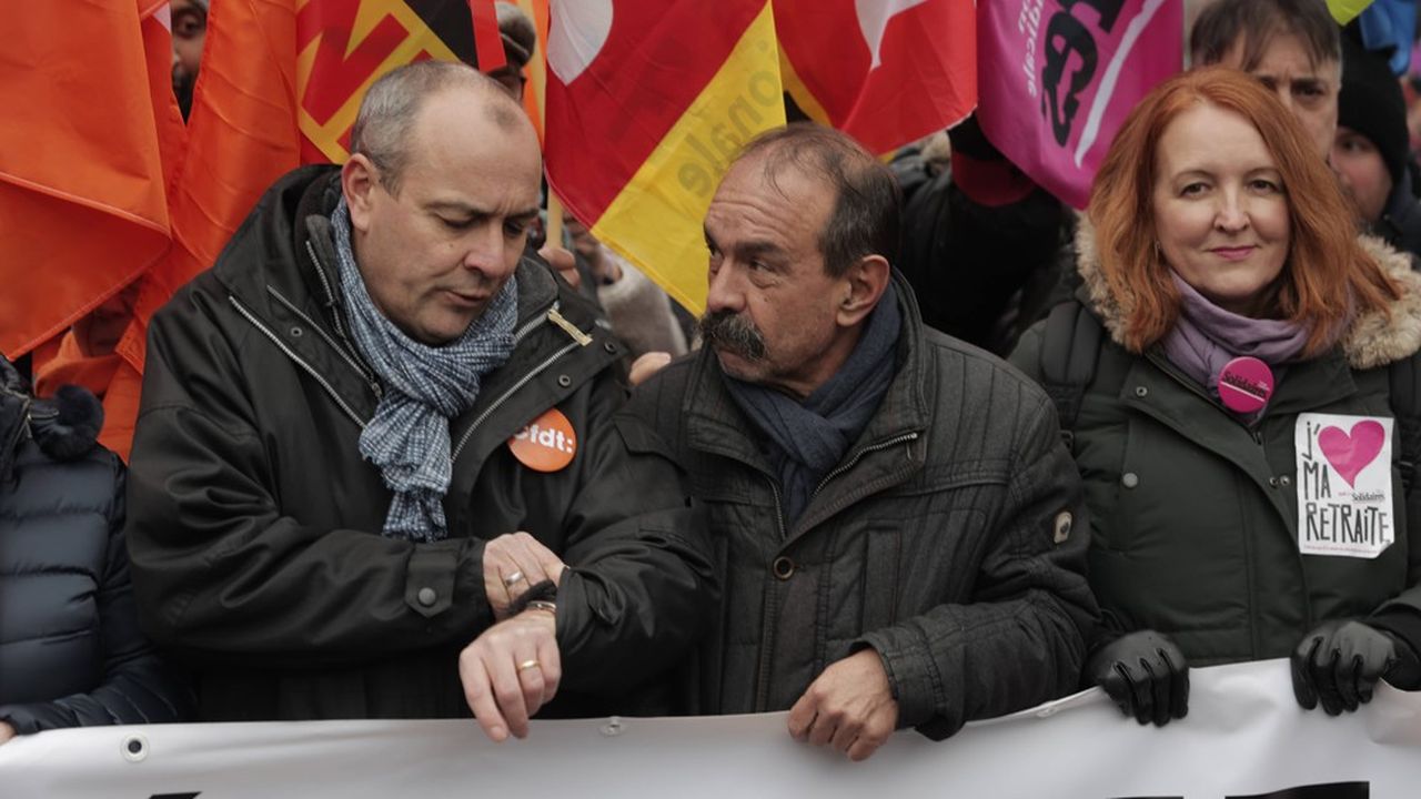 Le secrétaire général de la CGT Philippe Martinez, au centre, et le secrétaire général de la CFDT, Laurent Berger, à gauche, dans la manifestation à Paris, ce jeudi 19 janvier 2023.