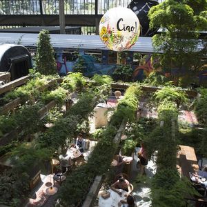 Le restaurant La Felicita, ouvert au sein de la Station F à Paris, est avec un des plus grand food court d'Europe avec plus de 1.000 places assises sur 4.500 mètres carrés.
