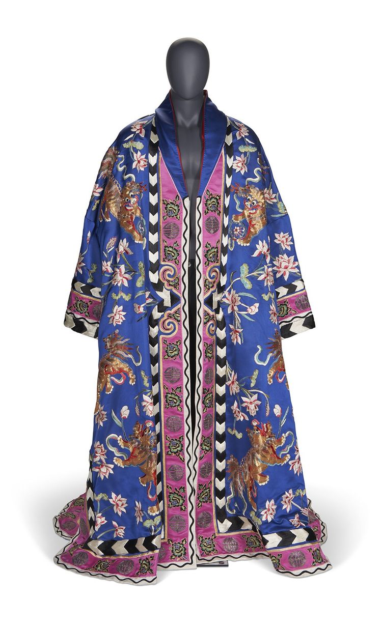 Kimono en satin à col châle, estimé entre 10 000-20 000 $.
