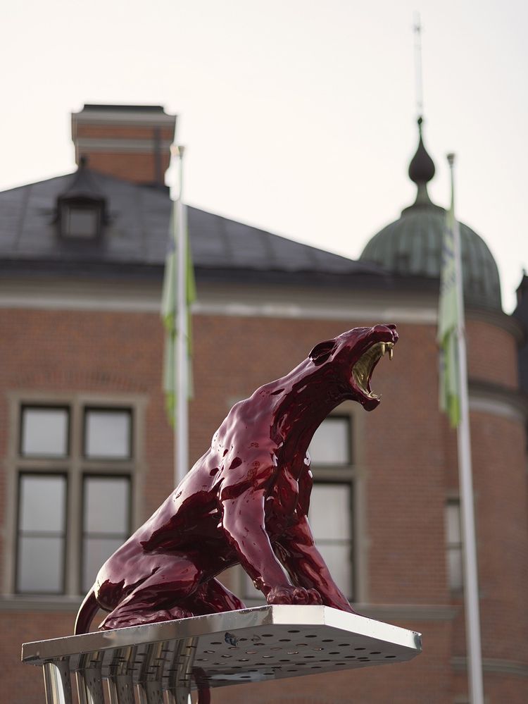 La sculpture de l'artiste Camilla Akraka, que les habitants d'Umea ont surnommée « le puma ».