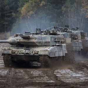 Les chars Leopard 2, ici à l'entraînement en Allemagne, sont parmi les plus puissants du monde et pourvus d'équipements électroniques leur permettant de tirer tout en roulant, sur des cibles jusqu'à 4 km.