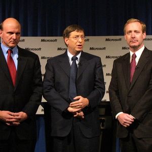 Le 7 juin 2000, un premier procès condamne Microsoft à un démantèlement en deux sociétés. Mais l'entreprise de Bill Gates (au centre) fait appel et évite la sanction en signant un accord avec la justice américaine.
