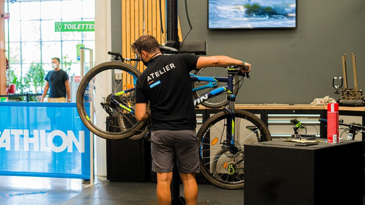 L'atelier réparation vélo d'un magasin Decathlon. L'enseigne de sport est perçu par les jeunes étudiants et diplômés comme la marque employeur la plus engagée sur les sujets RSE parmi 60 grands groupes français.