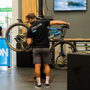 L'atelier réparation vélo d'un magasin Decathlon. L'enseigne de sport est perçu par les jeunes étudiants et diplômés comme la marque employeur la plus engagée sur les sujets RSE parmi 60 grands groupes français.