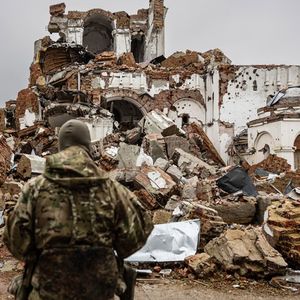 Un soldat russe devant le monastère détruit de Dolyna en Ukraine, le 26 décembre 2022.
