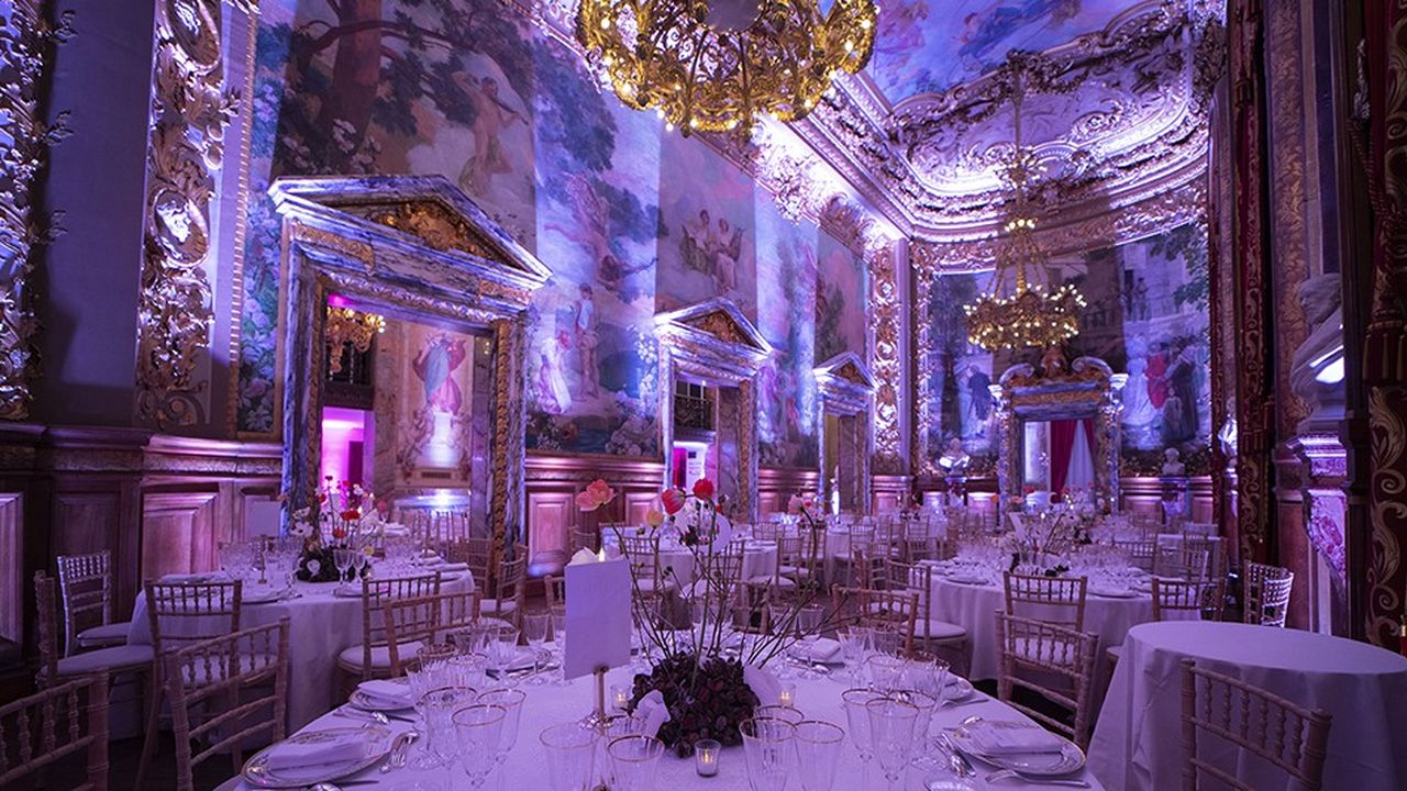 La magnifique salle de réception dont les murs s'habillent des peintures d'Albert Maignan.