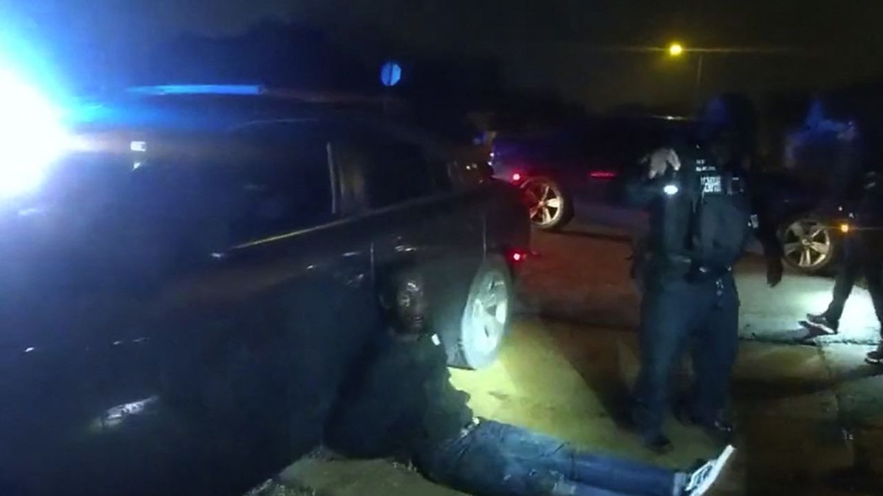 Les vidéos diffusées vendredi montrent Tyre Nichols menotté au sol et entouré de policiers qui l'ont battu à mort.