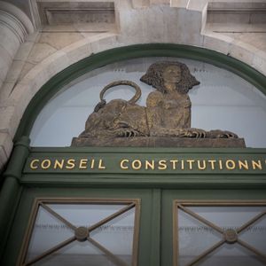 Le Conseil constitutionnel est chargé du contentieux électoral.