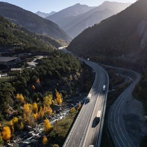 L'autoroute de Maurienne, qui relie la France à l'Italie. Au-delà des axes historiques, pas moins de 25 sociétés d'autoroutes se partagent le réseau national.