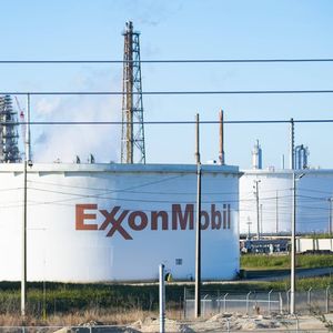Exxon réalise presque 33 milliards de dollars de plus qu'en 2021 et plus de 10 milliards au-dessus du précédent record de 2008.