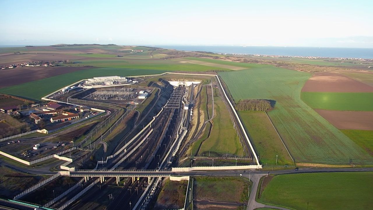 Le terminal de Coquelles, près de Calais, marque l'entrée du tunnel sous la Manche côté français. Ses clients : des voitures de passagers, motos ou autocars dans des rames spéciales, des camions sur des trains adaptés, et les TGV d'Eurostar.
