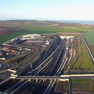 Le terminal de Coquelles, près de Calais, marque l'entrée du tunnel sous la Manche côté français. Ses clients : des voitures de passagers, motos ou autocars dans des rames spéciales, des camions sur des trains adaptés, et les TGV d'Eurostar.