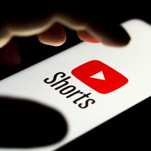 Pour être rémunéré sur YouTube Shorts, un créateur doit cumuler 1.000 abonnés et avoir produit plus de 4.000 heures de vidéos en un an ou cumulé 10 millions de vues sur les 90 derniers jours.