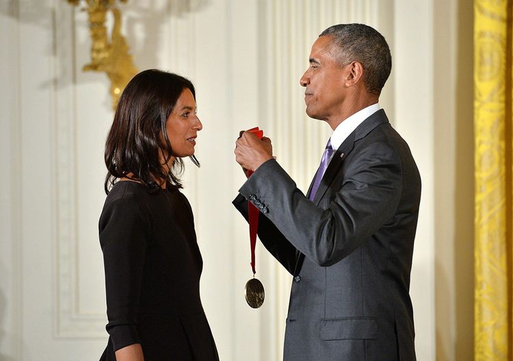 Il presidente Barack Obama ha consegnato a Jumba Lahiri la medaglia umanitaria nazionale 2014 durante una cerimonia alla Casa Bianca a Washington nel settembre 2015.