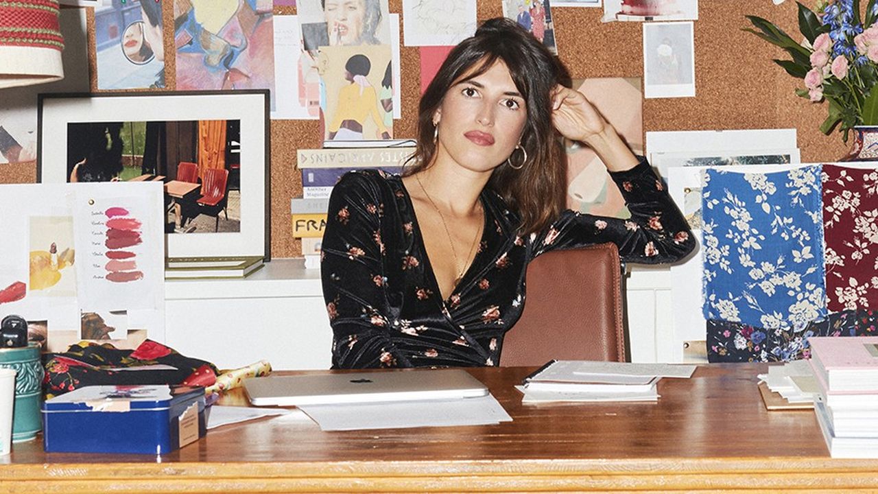 Portrait de Jeanne Damas dans son bureau.