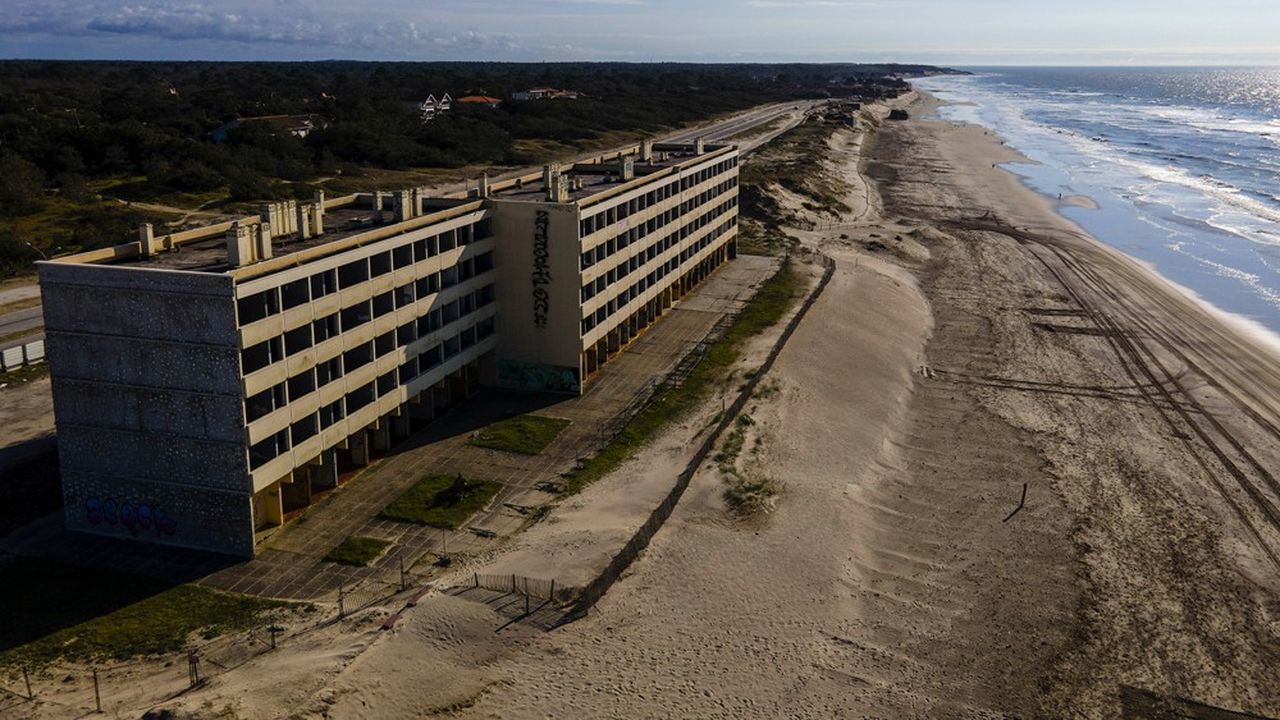 L'immeuble « Le Signal », à Soulac-sur-Mer (sur la photographie, en mars 2021), devenu l'emblème de l'érosion du littoral en Aquitaine, va être démoli.