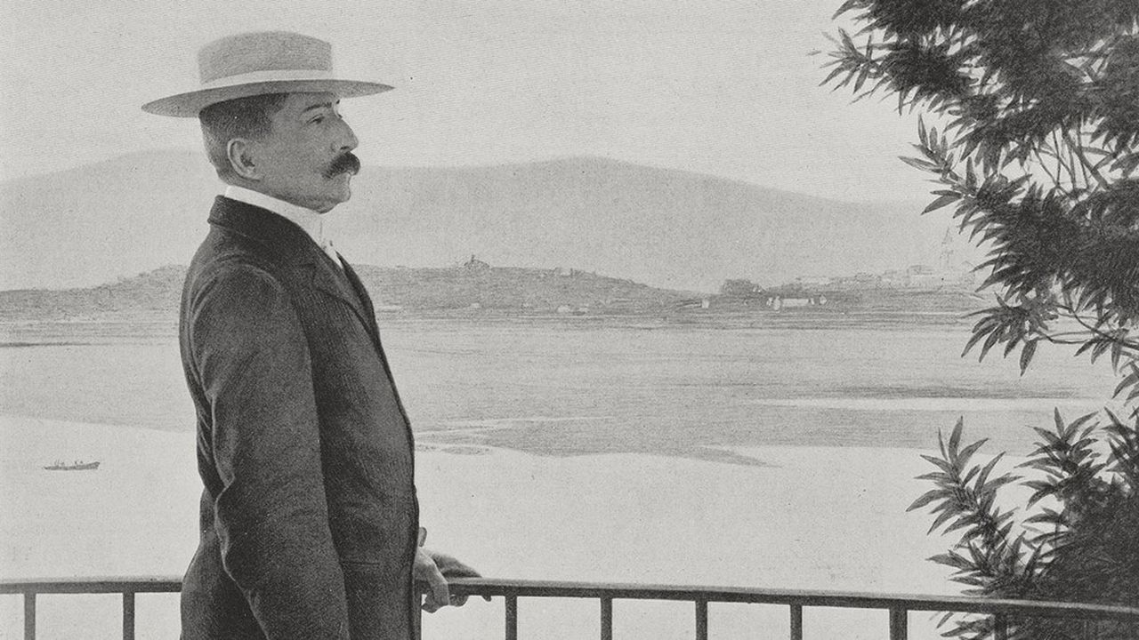 Pierre Loti sur le balcon de sa maison à Hendaye, image tirée de «L'Illustration» du 22 février 1908.