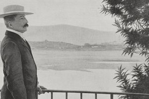 Pierre Loti sur le balcon de sa maison à Hendaye, image tirée de «L'Illustration» du 22 février 1908.