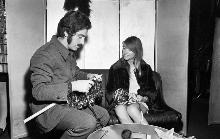 Paco Rabanne en 1968, ici en compagnie de Francoise Hardy lance les fourrures tricotées.