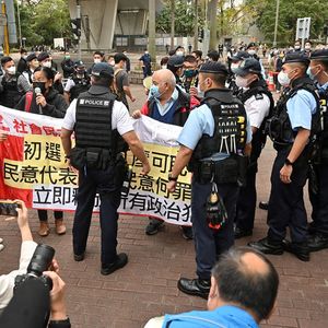 Des membres de la ligue des démocrates sociaux sont stoppés par la police à l'extérieur du tribunal de Hong Kong.