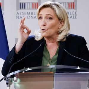 La présidente du groupe Rassemblement national, Marine Le Pen, a fustigé l'attitude des députés de la Nupes et rappelé vouloir soumettre la réforme à référendum.