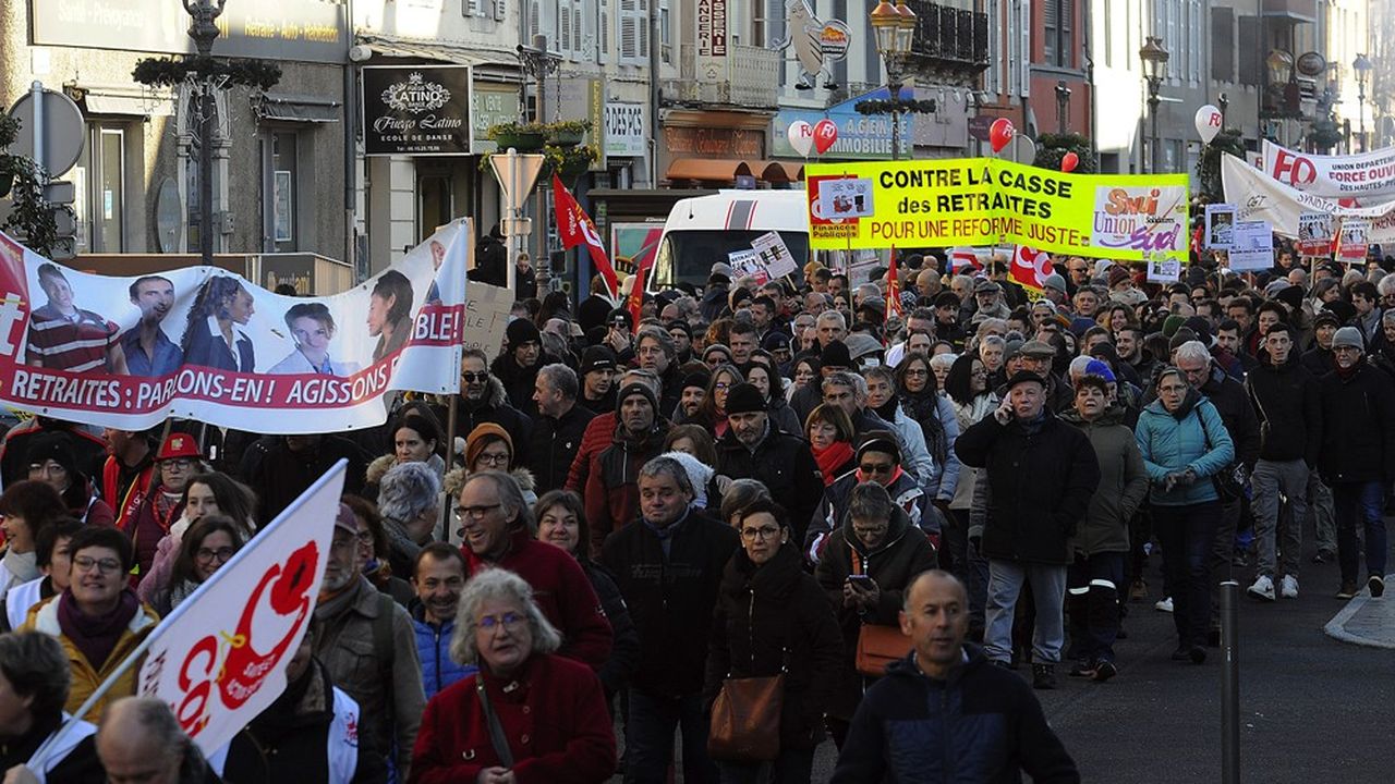 Des milliers de manifestants sont descendus dans les rues pour protester contre la reforme des retraites à Tarbes le 31 janvier.