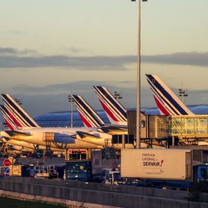 Même si Air France est redevenue bénéficiaire l'été dernier, ses fonds propres restent largement négatifs après plus de 6 milliards d'euros de pertes entre 2020 et 2021.