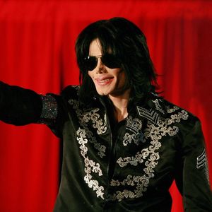 Le groupe japonais envisage d'acheter la moitié du répertoire de Michael Jackson pour un montant de 800 à 900 millions de dollars.