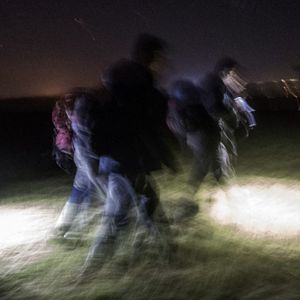 Des réfugiés passent la frontière entre la Serbie et la Roumanie de nuit.