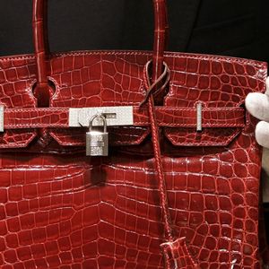 En juin 2015, un exemplaire du Diamond Birkin 35 en crocodile porosus fuchsia brillant, devient le sac Hermès le plus cher du monde.