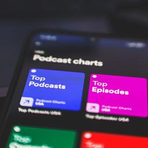Selon Listen Notes, le nombre de nouveaux podcasts créés a dégringolé de près de 80 % entre 2020 et 2022.